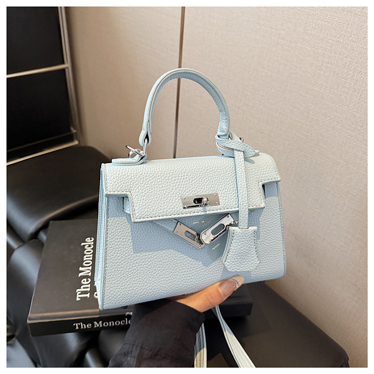 This year, a new women's casual summer single-shoulder crossbody bag with a niche design is in vogue. The hand-held small square bag is popular undefined