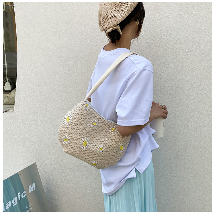 Korean Casual Chrysanthemum Shoulder Straw Woven Bucket Bag Wholesale display picture 4