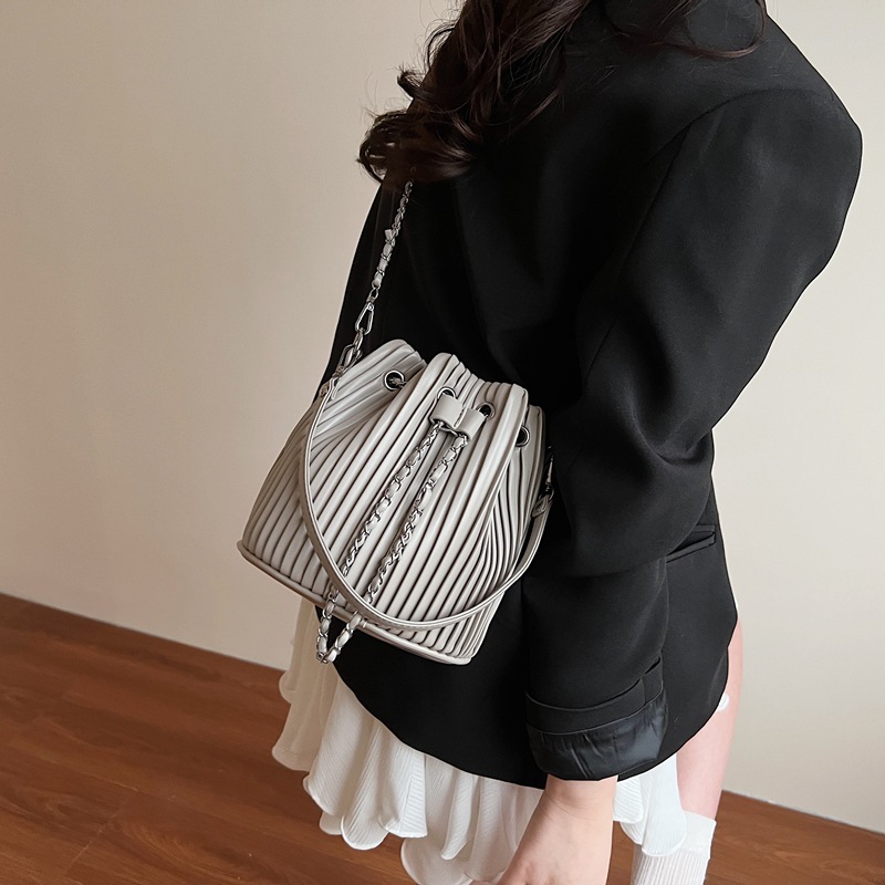 Bolso de cubo con cordón plisado de diseño de nicho transfronterizo para mujer 2025 nuevo bolso de mensajero de un solo hombro de moda de verano y coreano