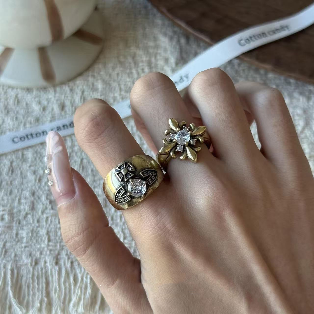 Vintage Stackable Designer Rings With Gold Iris Floral Inlay_voghion.com