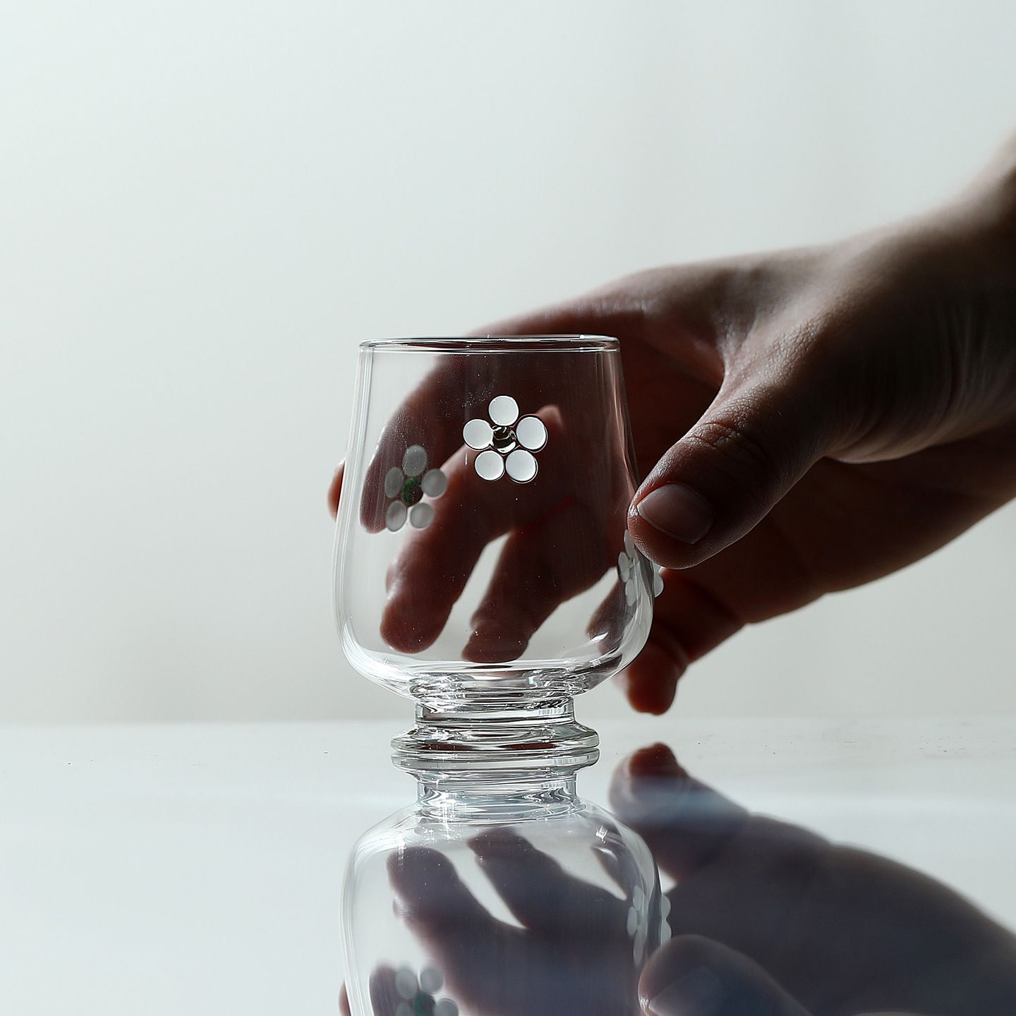 手绘雏菊玻璃酒杯 高硼硅家用创意品酒杯 ins风水晶酒具
