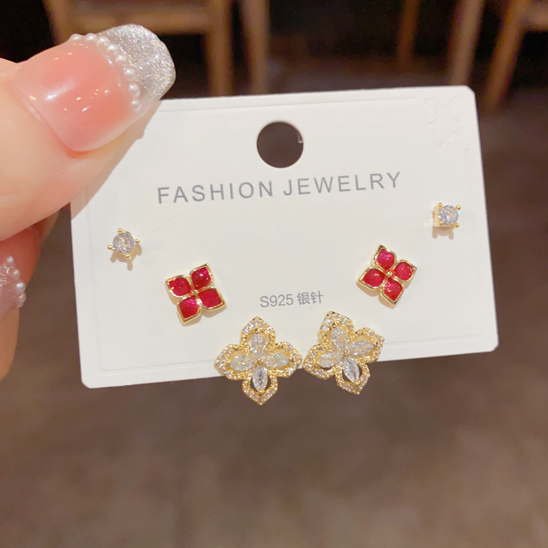 S925 aguja de plata micro incrustaciones de circón pendientes cortos pendientes de pelo corto japonés y coreano elegante todo-fósforo simple conjunto de tres piezas pendientes para las mujeres