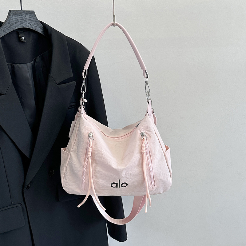 alo 瑜伽包包简约轻便女式斜挎包2025年新款尼龙腋下包潮流单肩|undefined