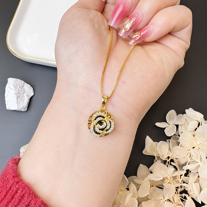 Collar de aleación de cobre de diamante de oro negro de arroz vietnamita estilo frío, la misma popularidad en línea no se desvanece durante mucho tiempo.