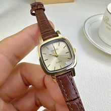 ŮʿƤ���ֱ�С������С�ڸ߼���Ů��ѧ��ʯӢʱ�о����ֱ�����