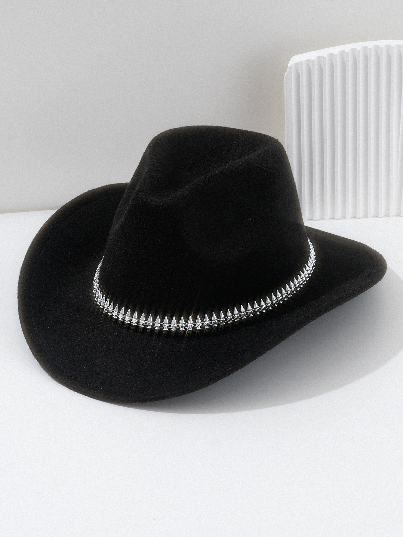 Cappello da cowboy bianco in feltro per donna con borchie spina_voghion.com