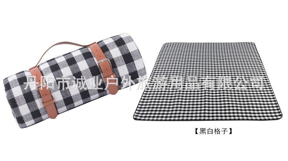 작은 검정색과 흰색 체크 무늬 가죽 모델