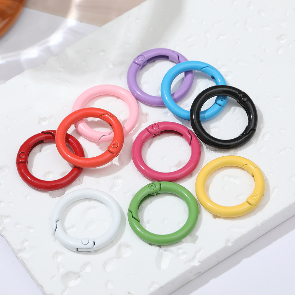 Suministro directo de fábrica macron multi-color pintura anillo de resorte de aleación anillo abierto redondo pequeña hebilla redonda accesorios de joyería al por mayor