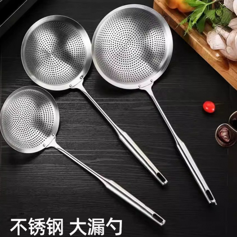 Acero inoxidable gran cuchara de cocina de grado alimenticio frio setos de madera de mango largo boltón de fideos de pesca cuchara de perforación de malla cerrada cuchara de fideos resistente a alta temperatura