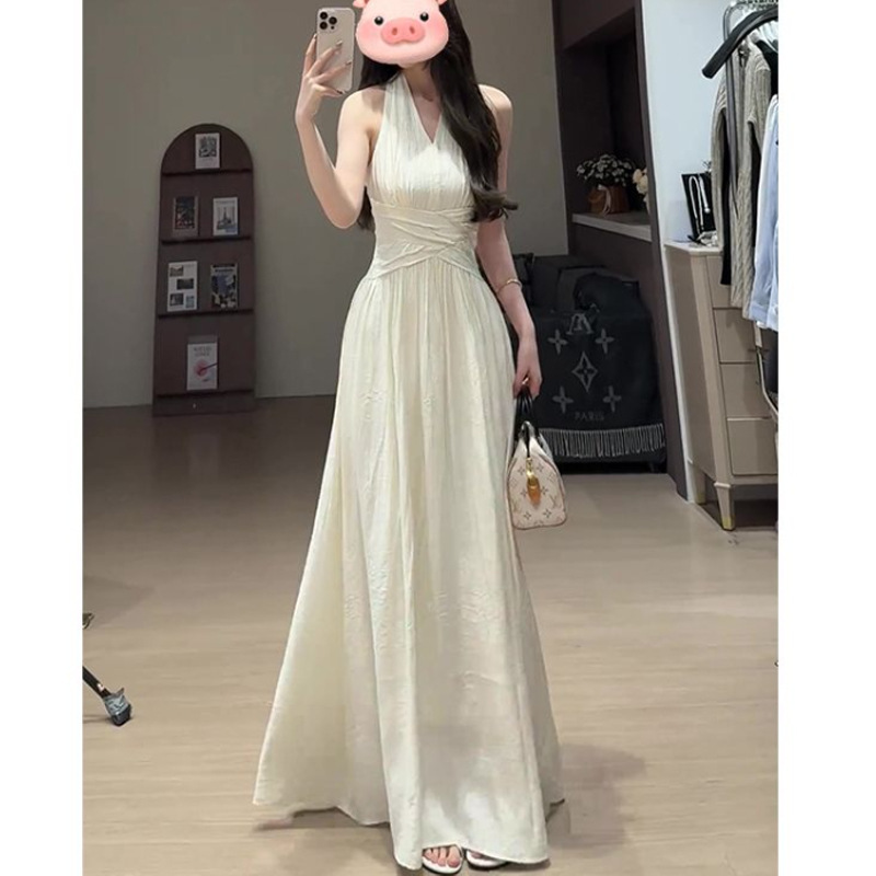 The Beauty of the Goddess of Beauty Is Reflected in the Peach Blossom Wrinkle-Effect Satin, Which Is a Stunning Floor-Length Dress with a Waist-Cinching Design That Makes You Look Slimmer and More Elegant