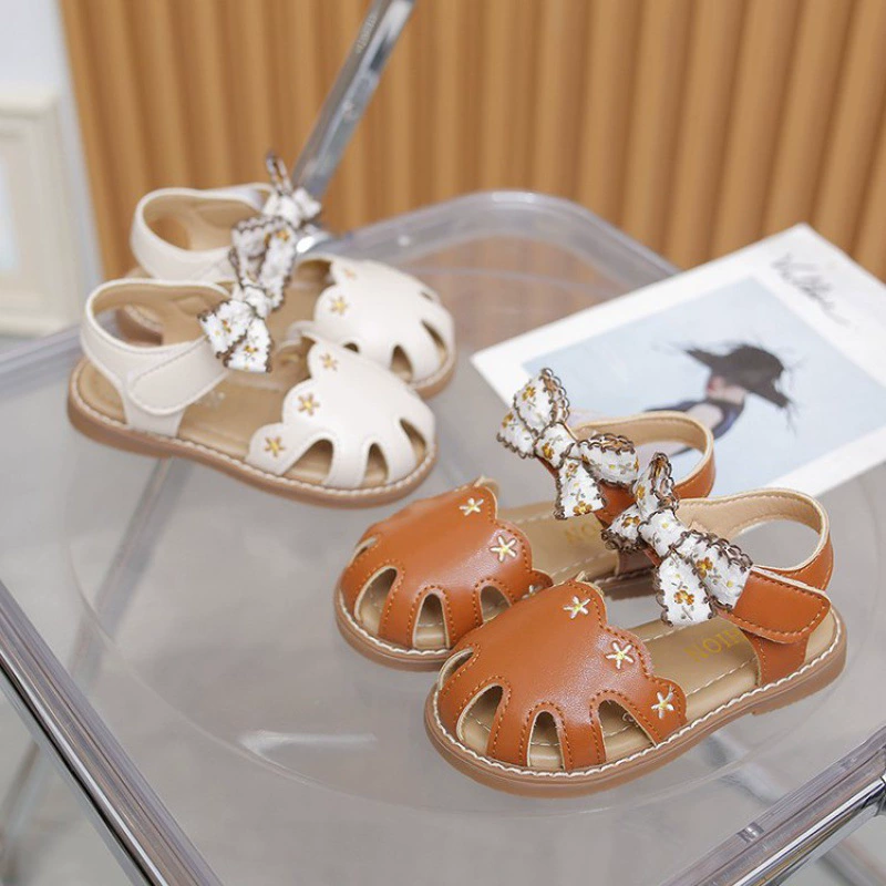 Сандалии для девочек Принцесс обувь Баотоу 2024 лето новая полая национальная вышивка на мягкой подошве модная корейская детская обувь