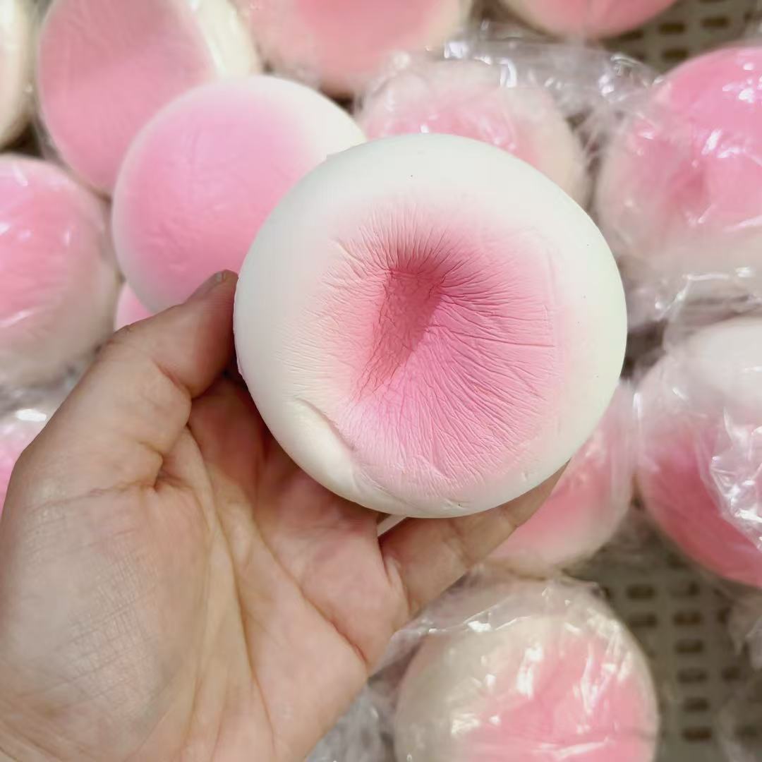 천천히 튀어오르는 촉촉하고 부드러운 잡티가 있는 찐빵 1개