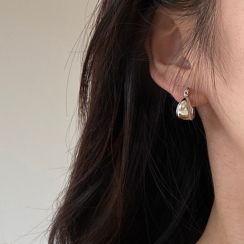 s925 sterling silver water drop U-shaped earrings for women, French niche ins fashion bloggers, the same style heavy industry plain circle glossy earrings