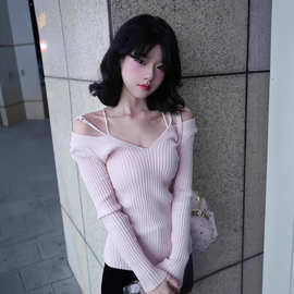 纯欲风辣妹粉色V领露肩针织毛衣冬季2024新款性感时尚打底衫上衣