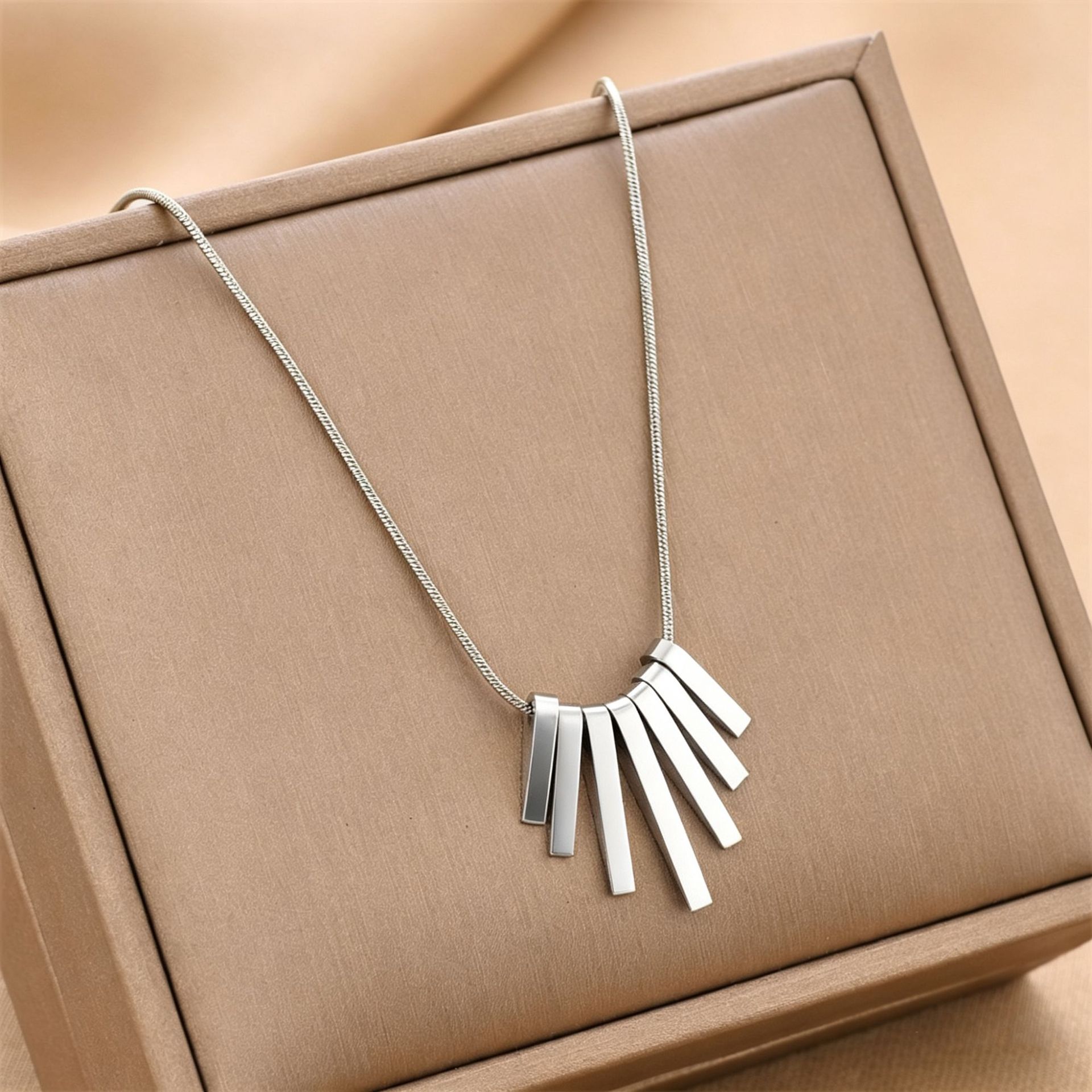 Collar de acero de titanio para mujeres simple y versátil estilo ligero de lujo nicho diseño de alta calidad no decoloración joyería de cadena de clavícula al por mayor