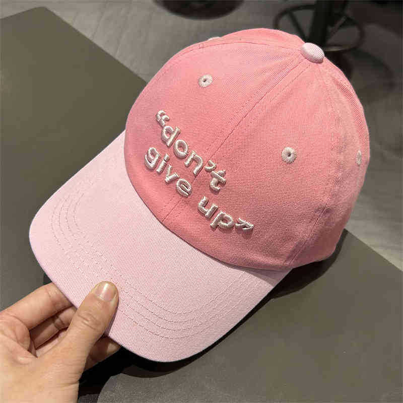 Caps de lengua de duck con letras de color rosa
