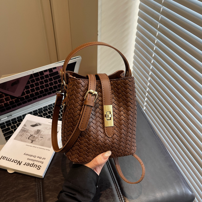 High-End Retro Niche Woven Pattern Bag 2026 New Versatile Women's Crossbody Bag Fashionable Handbag Bucket Bag