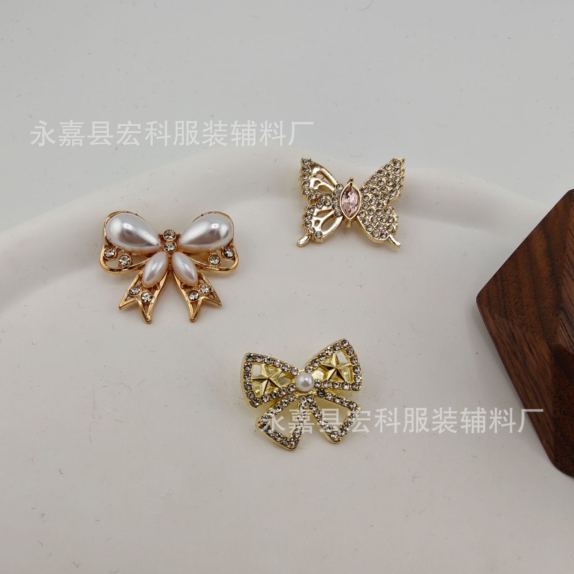 小香风微镶钻胸针蝴蝶结高级感金属胸花西装毛衣装饰别针