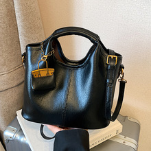 �羳�������и����������Ů�¿����д���������б�����ĸˮͰ��