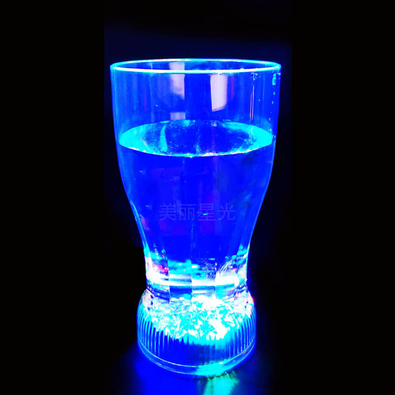 Taza de cerveza luminosa mediana al por mayor Taza de coleta led Taza de cerveza cuadrada Suministros de atmósfera Fabricante de taza luminosa