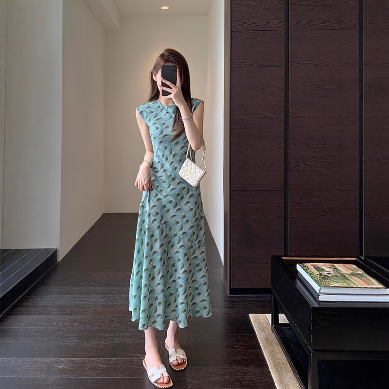 Thewow Lightweight and Ultra-Slimming Short-Sleeve Dress with a Tailored Design, Soft Round Neck, and Small Shoulder Pads for Summer