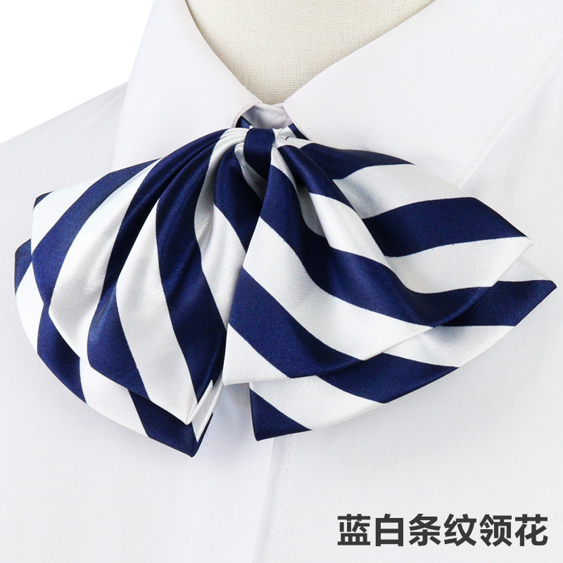 파란색과 흰색 줄무늬 나비 칼라 꽃