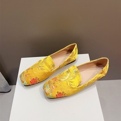 韓国版の新型の国風刺繍の平底の靴の女性の春秋の金の方の頭の浅い口の復古の百合の柔らかい底の豆の靴