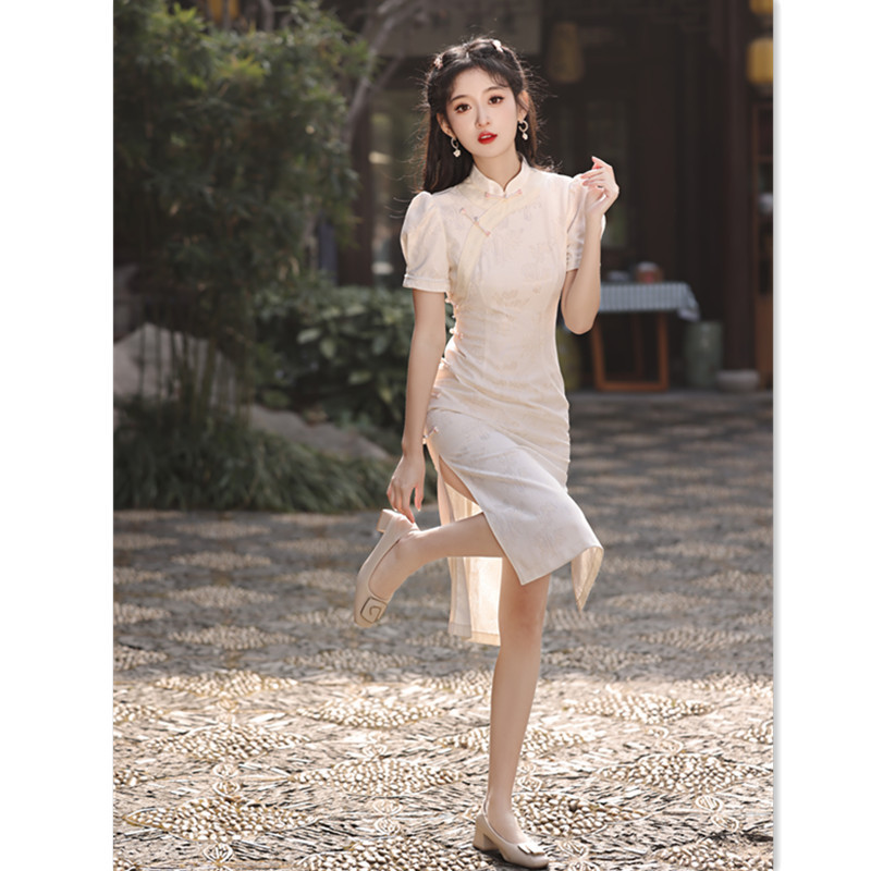 Fashionable spring cheongsam