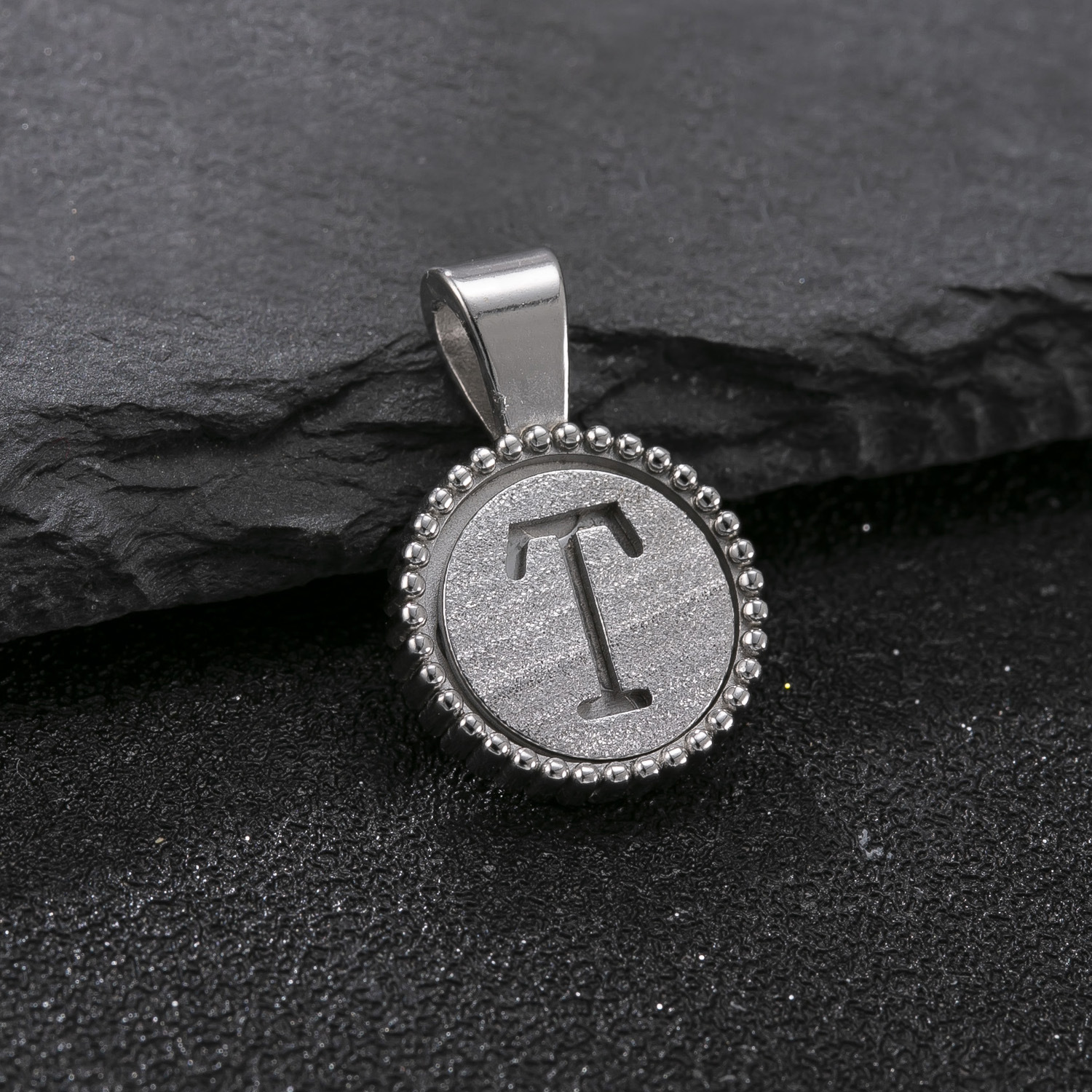 Colgante único Joyas de acero de titanio transfronterizas Marca redonda 26 letras inglesas Accesorios para collares Moda Joyería de acero inoxidable salvaje