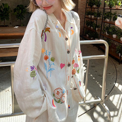 白い刺繍の綿麻のシャツの女性の春夏のフランスの復古の小さい背のデザイン感の小さい衆の重工業の日よけの上着の潮