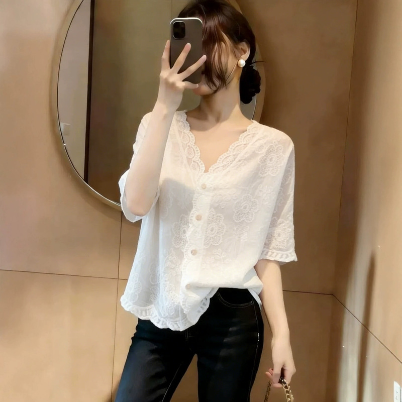 Korean-style lace jacquard embroidered white short-sleeve shirt for women, summer fashion, age-reducing, loose and sweet women's blouse A11695 Korean-style lace jacquard embroidered white short-sleeve shirt for women, summer fashion, age-reducing, loose and sweet women's blouse A11695