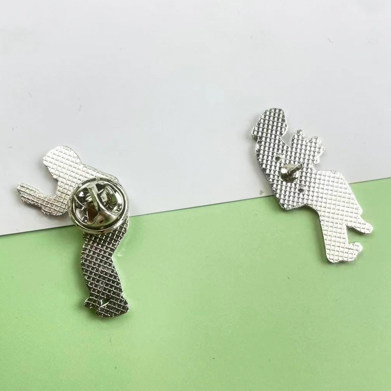 Broche de metal de personajes periféricos de películas transfronterizas, ropa de hombre en blanco y negro simple creativo, mochila, accesorios, collar de insignia