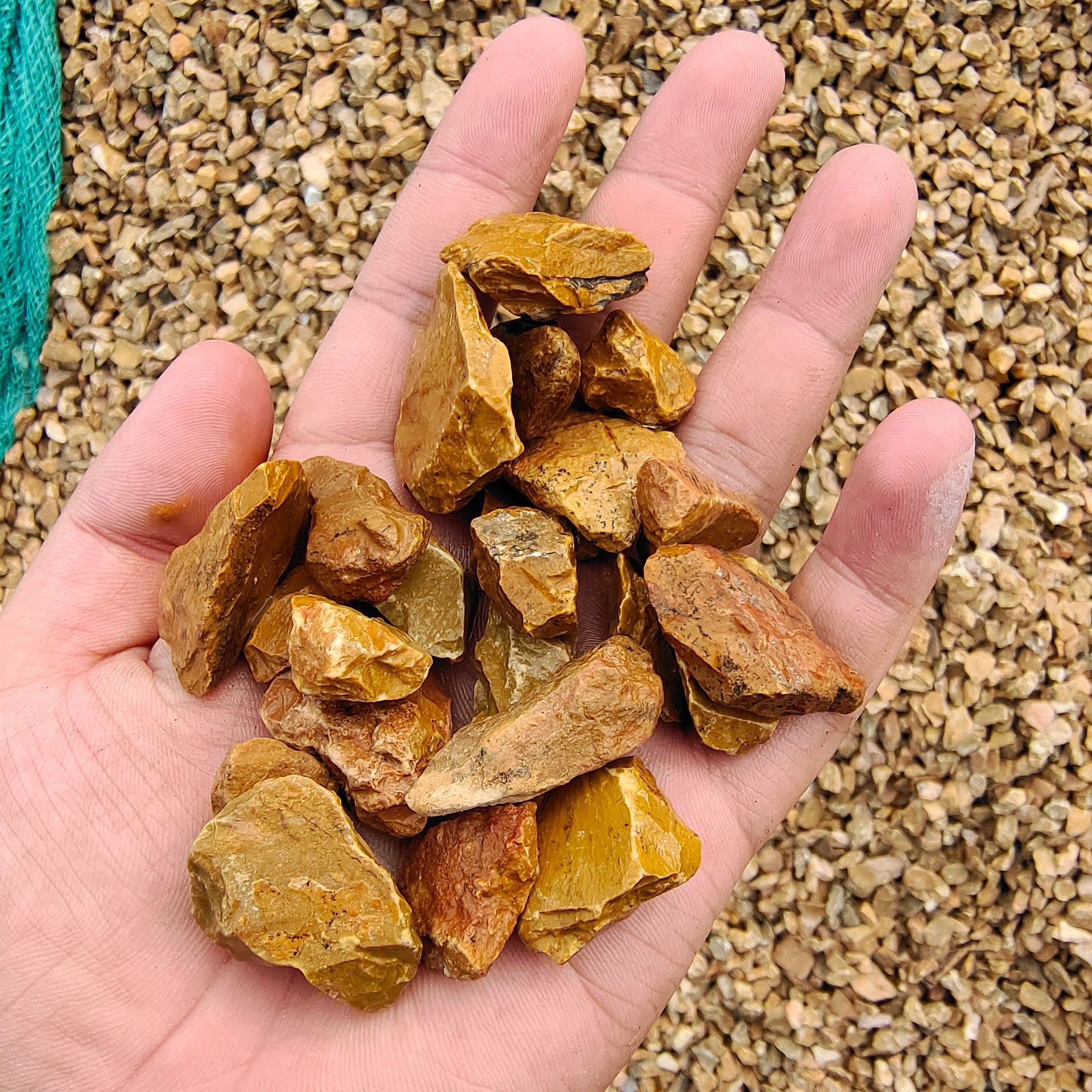 地板黄地坪骨料用黄石子建筑工程装饰路面碎石水磨石子矿物