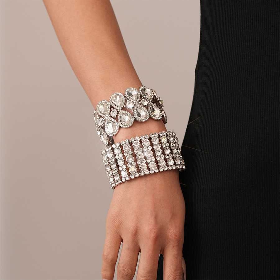 Europa y los Estados Unidos lujosos diamantes de gota de agua geométrica ancha pulsera elástica personalidad exagerada nicho temperamento de alta sensación joyas de mano para mujeres