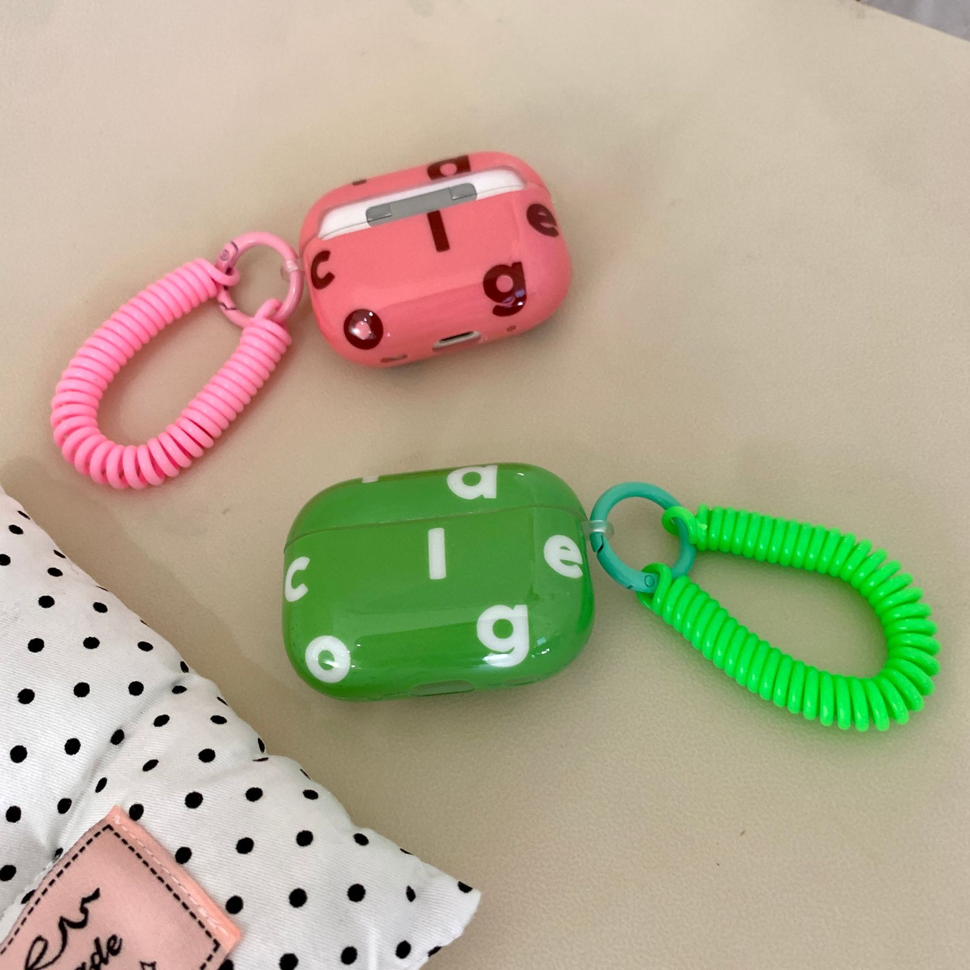 Colisionador de letras de nicho coreano adecuado para auriculares AirPodsPro2 nuevo anillo colgante de generación 3/4 1/2 pareja Pro mujer