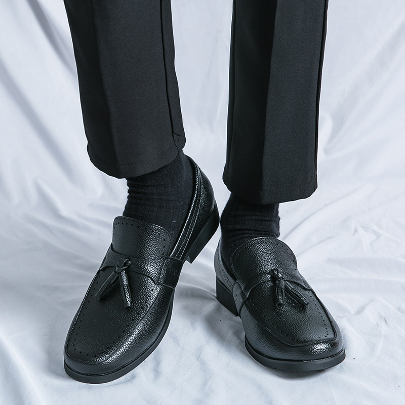 2024 primavera y otoño nuevos zapatos de hombre de tamaño grande Lefour para hombres coreanos bordados un pedal de negocios ocio zapatos de cuero de cabeza redonda moda