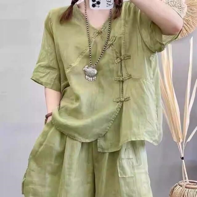 Discounted boutique find: Cotton-linen set in new Chinese style with a diagonal placket button-up shirt and elastic waist shorts, casual two-piece set for women Discounted boutique find: Cotton-linen set in new Chinese style with a diagonal placket button-up shirt and elastic waist shorts, casual two-piece set for women