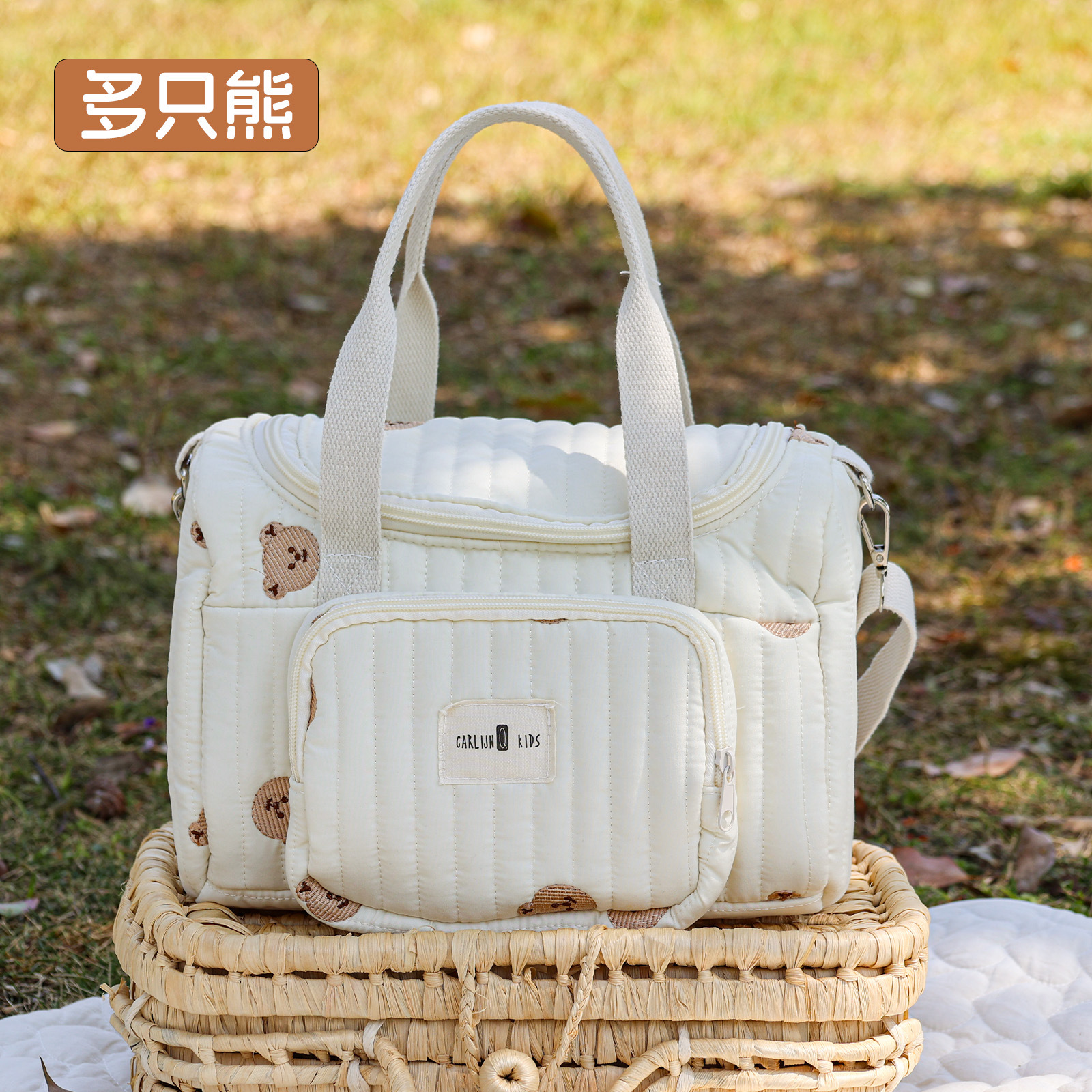 여러 마리의 곰이 있는 작은 사서함 여행 가방