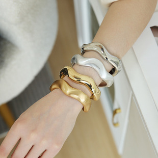 2024 cross-border bracelet foreign trade hot wave wide bracelet Europe and the United States popular plating trend Bangle bracelet factory