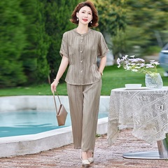 中年のお母さんの夏服の国風のスーツ2025新型の洋気の中で老年の婦人服のファッションは年齢を減らしてゆったりしています。
