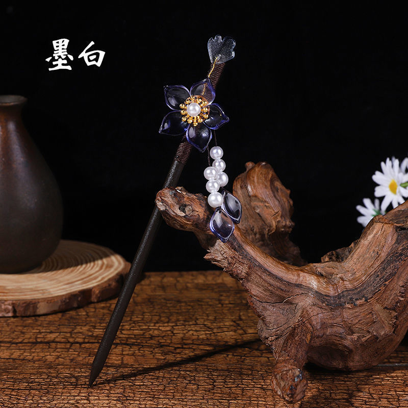 黒檀の木のかんざしのフリンジをまねて、かんざしの子供の古風な頭飾りをします。|undefined
