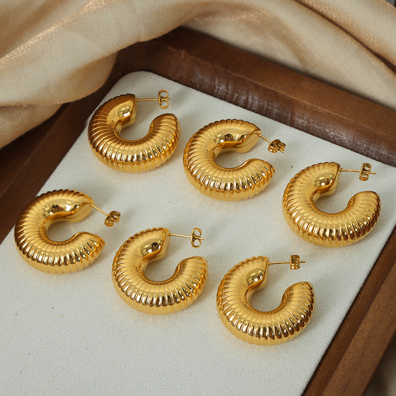 Retro nicho temperamento moda lujo ligero elegante Joker textura bobinado simple en forma de U diseño de acero de titanio Pendientes chapados en oro