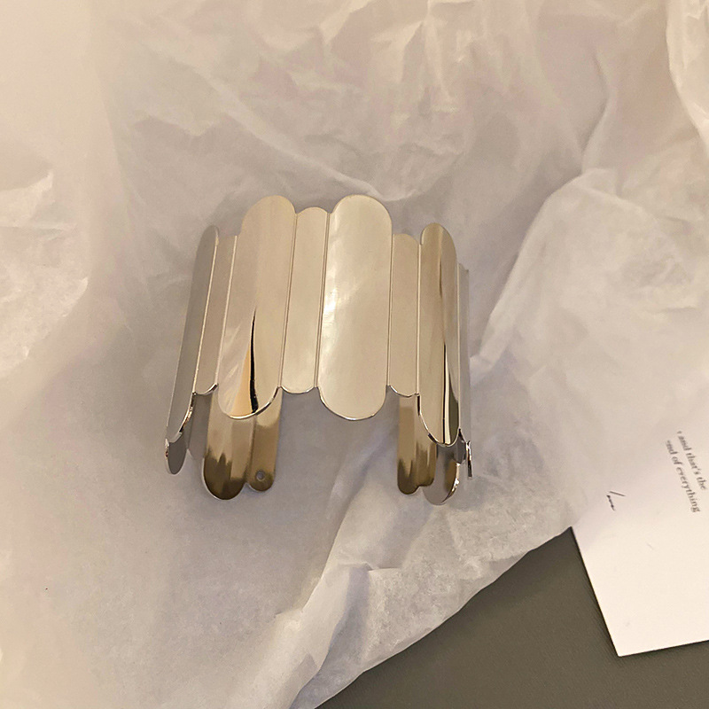 Pulsera abierta de metal geométrico patrón pulsera de diseño simple europea y americana, sentido de alta calidad, personalidad, joyería exagerada al por mayor