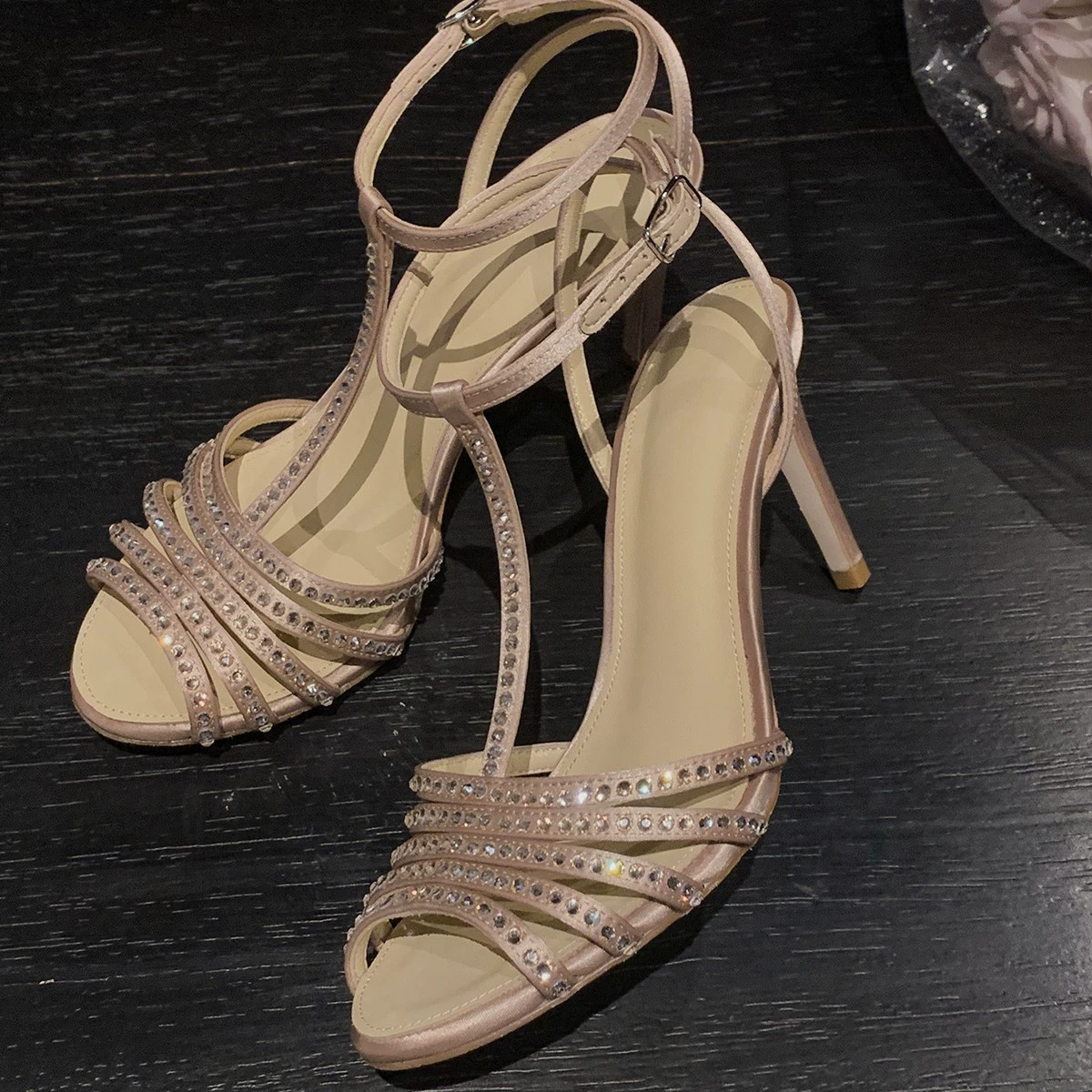 То же самое лето 2025 года от Cong Yuan, новые европейские и американские удобные туфли на высоком каблуке с круглым носком и элегантными женскими туфлями со стразами, банкетные сандалии