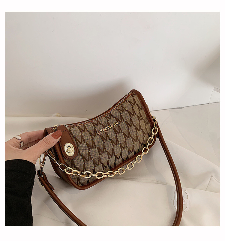 Fashion Chain Messenger Portable Small Square Bag Wholesale display picture 14