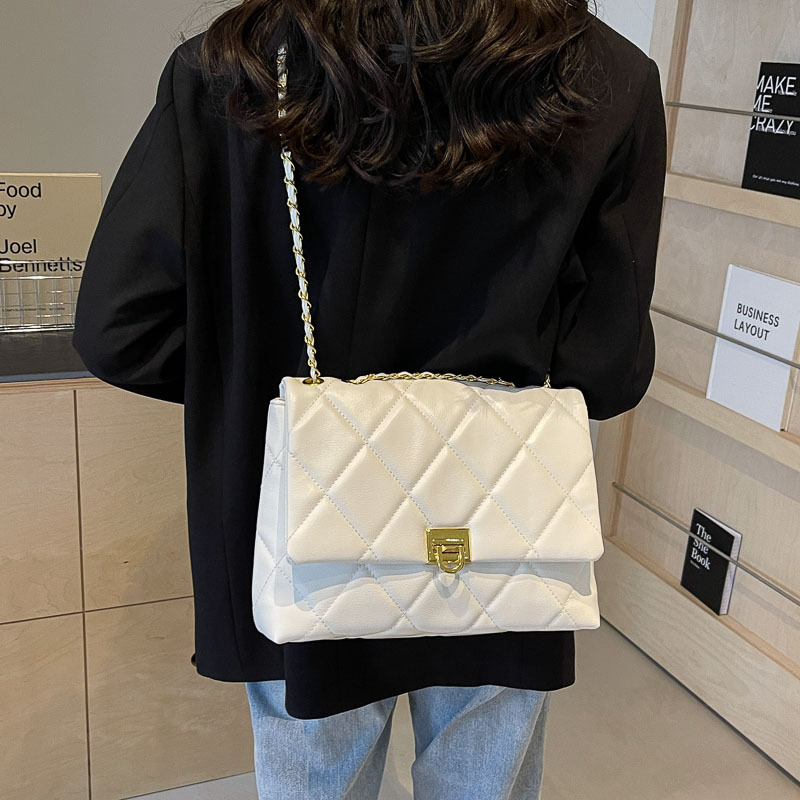 Bolso de mujer de alta calidad de cadena de verano 2025 nuevo estilo simple bolso de hombro de viento fragante, bolso de tela de bordado de diamante.