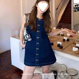 南法湖边 牛仔背心裙单排扣复古时髦微收腰无袖连衣裙女
