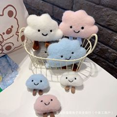 アニメのぬいぐるみのブローチは人形のぬいぐるみのかばんを埋めてアクセサリーの帽子を掛けます。