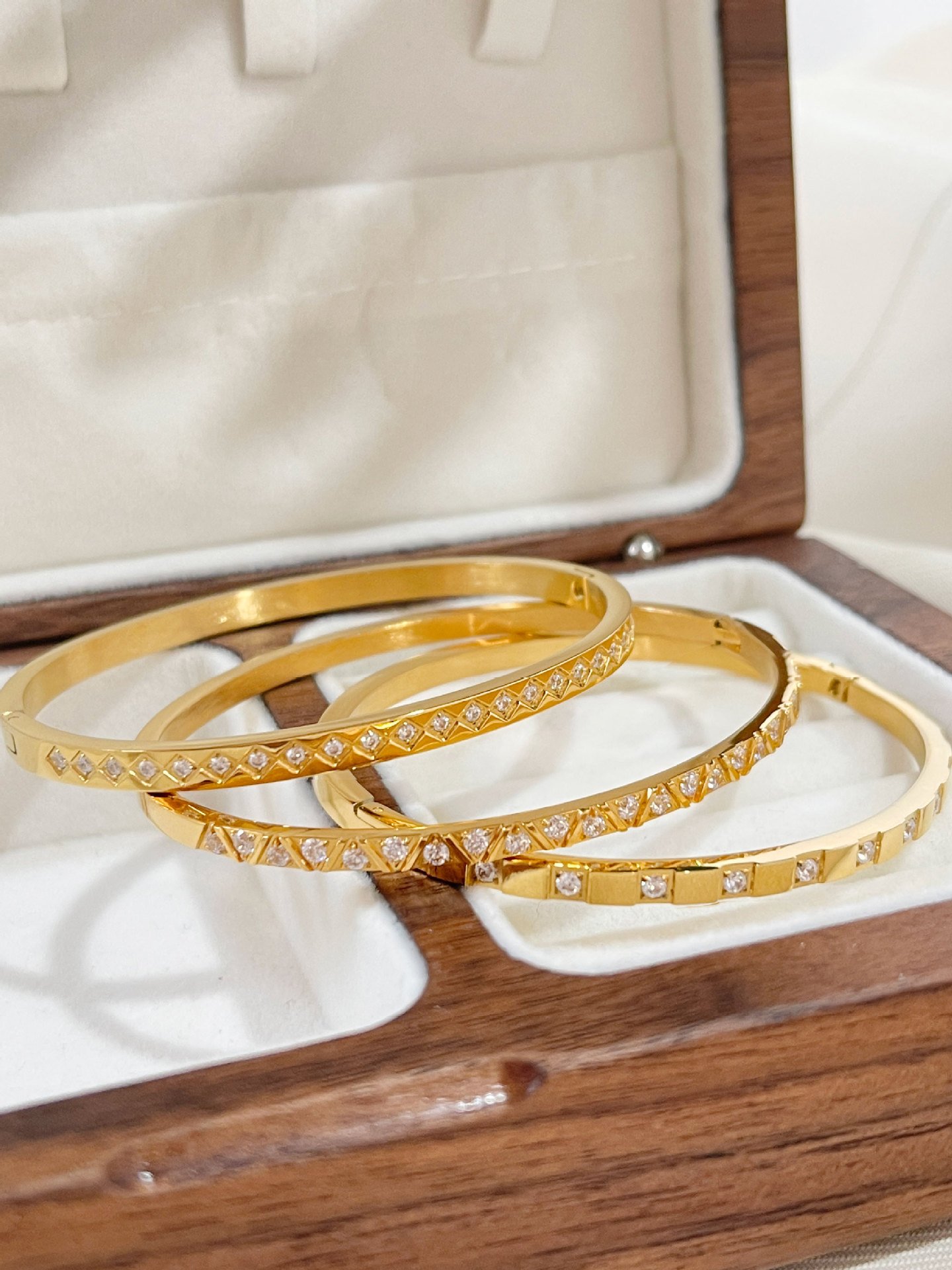 18K Gold Plated Plating Material Zircon Inlay Material Simple Style Circle 304 Stainless Steel 18K Gold Plated Zircon Bangle In Bulk