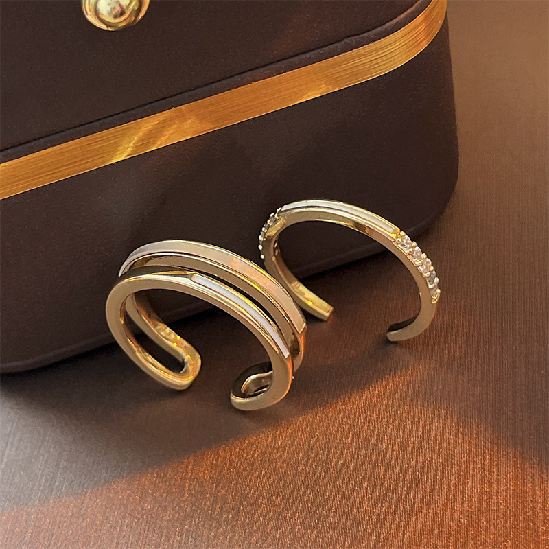 レトロな円形の緑松石の開口指輪の宮廷風の大衆の設計のファッション的な指輪の軽い贅沢な高級感の食指の指輪